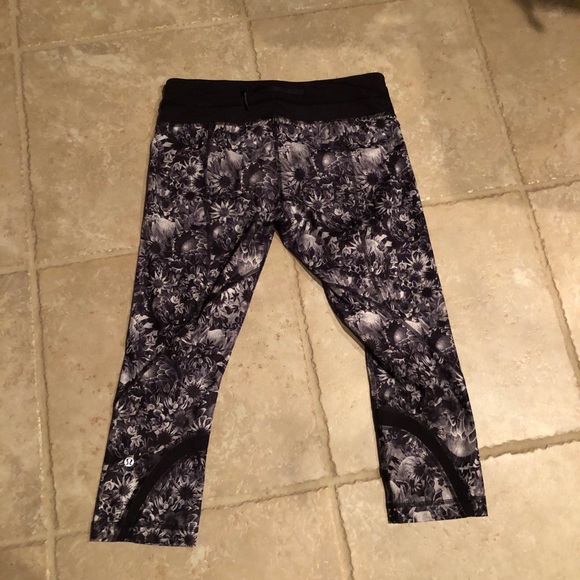 Lululemon floral cropped leggings - Picture 8 of 9